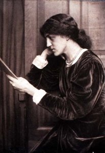 Photographie de portrait de May Morris (1862-1938), fille de Jane Morris par Frederick Hollyer (1837-1933)