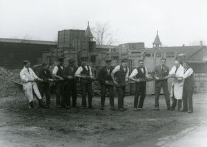 Un python de 20 pieds de long porté par onze membres du personnel de la Société zoologique, zoo de Londres, 1924 - Frederick William Bond