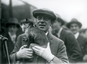 Un mangabey à crête noire, peut-être Freckles, avec son gardien, participant à une émission en extérieur du Zoo de Londres, 1925