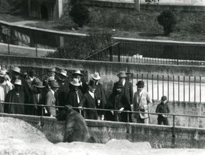 Sir Peter Chalmers Mitchell, avec le régent éthiopien Haile Selassie et son entourage, observant un ours brun sur les terrasses Mappin, zoo de Londres, 1924