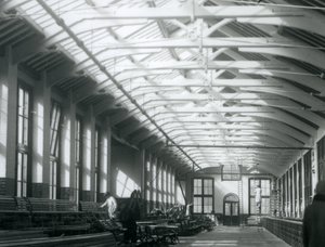 La maison des lions avec cinq hommes travaillant à son entretien, zoo de Londres, 1926