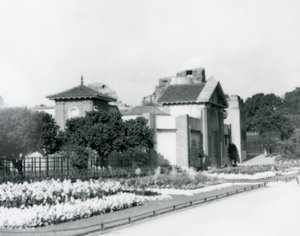 La Maison des Reptiles au Zoo de Londres en 1928 avec des parterres de fleurs formels le long des chemins menant à l