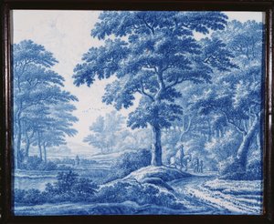 Plaque rectangulaire bleue et blanche de Delft très rare, représentant des voyageurs sur une route dans un paysage boisé
