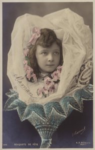 Jeune fille en voile présentée comme un bouquet de fleurs