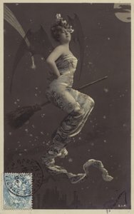 Jeune femme assise sur un balai volant au-dessus des toits