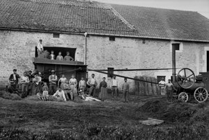 Travailleurs agricoles et la presse attachant des bottes de foin sur une ferme près de Bourmont en Haute-Marne, vers 1890 (photographie, Collection Ducos) - French Photographer