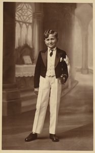 Garçon assistant à sa première communion - French Photographer