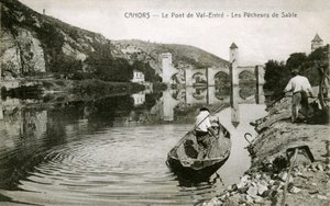 Cahors au début du XXe siècle : pêcheurs de sable et leur bateau sur le Lot, pont de Valentré