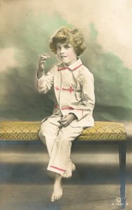 Enfant en pyjama fumant - French Photographer