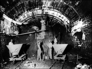 Construction du métro de Paris - travaux du métropolitain : percement du tunnel sur la ligne 1 - photographie