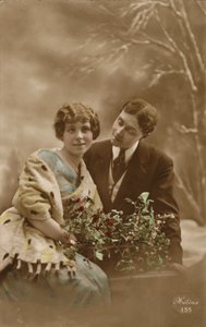 Couple avec du gui et du houx