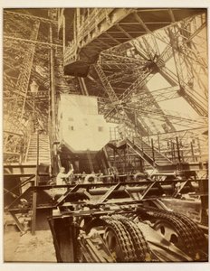 Équipement pour faire fonctionner le système de levage de la Tour Eiffel, vers 1888
