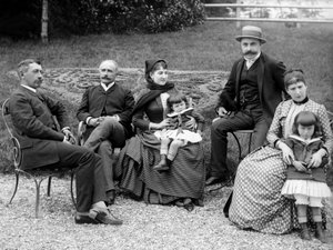 Famille de citadins, posant dans leur jardin, près de Bourmont en Haute-Marne, vers 1880. Photographie. Collection Ducos.