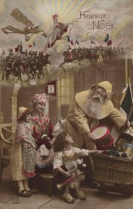 Père Noël donnant des cadeaux aux enfants, avec une bataille de la Première Guerre mondiale en arrière-plan - French Photographer