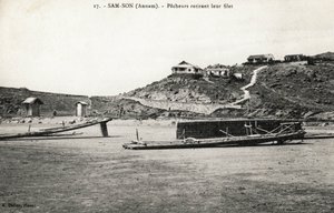 Pêcheurs retirant leur filet près des plages de Sam Son, Annam. Carte postale du Vietnam, Indochine. Photographie vers 1912-1914