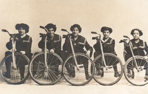 Cinq filles, probablement françaises, avec leurs vélos (photo n/b)