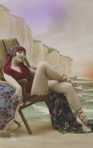 Fille dans une chaise longue (photo en couleur) - French Photographer