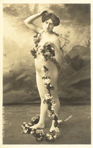 Fille en body tenant une guirlande de fleurs - French Photographer