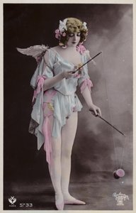 Fille jouant avec un diabolo