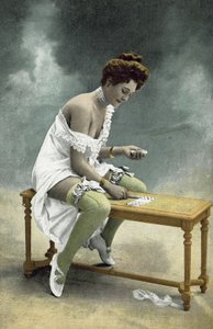 Fille avec des bas et un sein exposés jouant à la patience sur un tabouret en bois