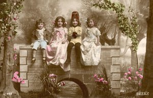 Filles et garçons assis au bord d