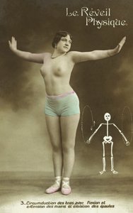 Femme à moitié nue faisant des exercices - French Photographer