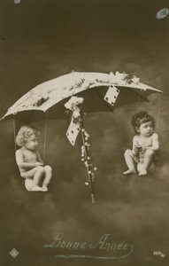 Carte de Bonne Année avec deux bébés suspendus à un parapluie - French Photographer