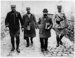 Henri Désiré Landru (1869-1922) avec trois policiers, vers 1919
