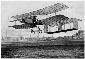 Henri Farman (1874-1958) à Issy-les-Moulineaux dans son avion le Voisin-Farman 1, 1907