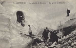 Grotte de glace et échelle, glacier des Bossons, Chamonix, France (photo n/b)