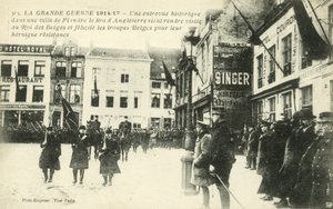 Le roi George V et le roi Albert Ier visitant un village en Flandre - French Photographer