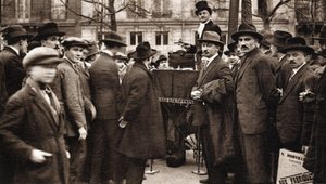 Les petits metiers de Paris: le camelot du boulevard. - French Photographer
