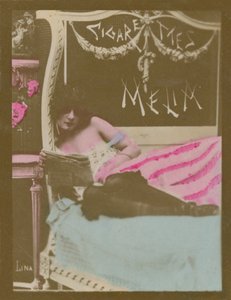Lina, fille sur un lit lisant un journal