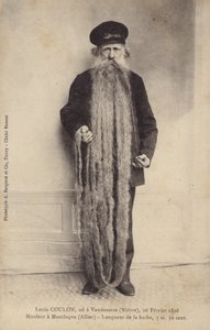 Homme avec une barbe extrêmement longue - French Photographer