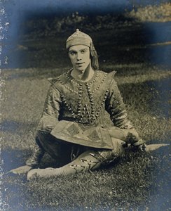 Nijinski assis les jambes croisées, habillé en Prince Igor - French Photographer