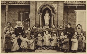 Orphelins posant devant leur orphelinat en Chine