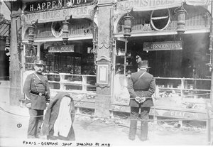 Paris, magasin allemand saccagé par la foule, 1914 - French Photographer