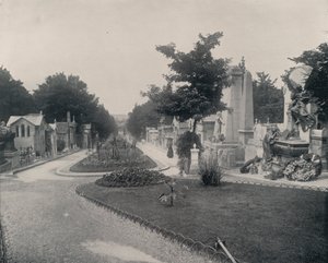 Paris : Avenue principale du cimetière du Père-Lachaise