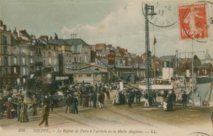 Train express de Paris sur le front de mer à Dieppe