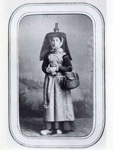 Carte de visite photographique montrant un costume régional français, vers 1860-70