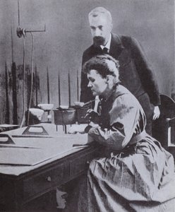 Pierre et Marie Curie, découvreurs du radium, dans leur laboratoire à l