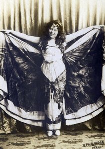 Portrait de Loie Fuller (1862-1928), comédienne, chanteuse, danseuse américaine.