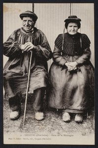 Carte postale représentant les montagnards à Saugues, Haute-Loire, vers 1900 - French Photographer
