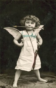 Petit garçon, déguisé en Cupidon, avec une flèche dans la bouche - French Photographer