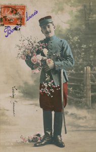 Soldat portant un bouquet de fleurs, carte de vœux de 1913 - French Photographer