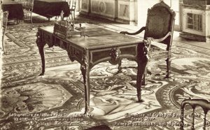 Table dans la Galerie des Glaces au Palais de Versailles sur laquelle le Traité de Versailles a été signé - French Photographer