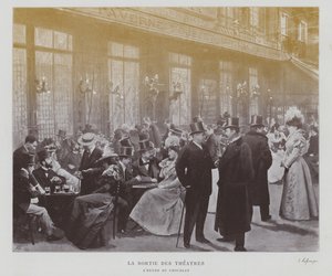 Spectateurs devant la Taverne Pousset à Paris après une représentation - French Photographer