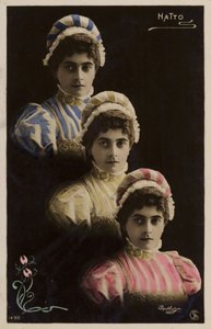 Trois têtes féminines identiques