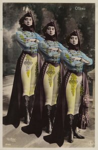 Trois femmes identiques - French Photographer