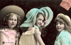 Trois jeunes filles avec des chapeaux, souriant